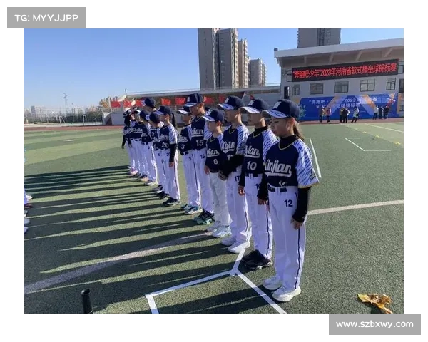 《动感十足的垒球比赛瞬间展现运动员无畏拼搏精神与团队协作》 《动感十足的垒球比赛瞬间展现运动员无畏拼搏精神与团队协作》